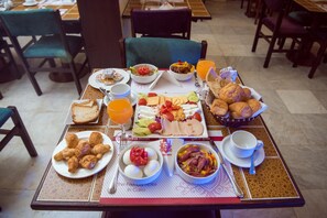 يتم تقديم الإفطار والغداء والعشاء 