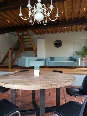 Dúplex Deluxe, 2 habitaciones | Sala de estar | Una televisión de pantalla plana