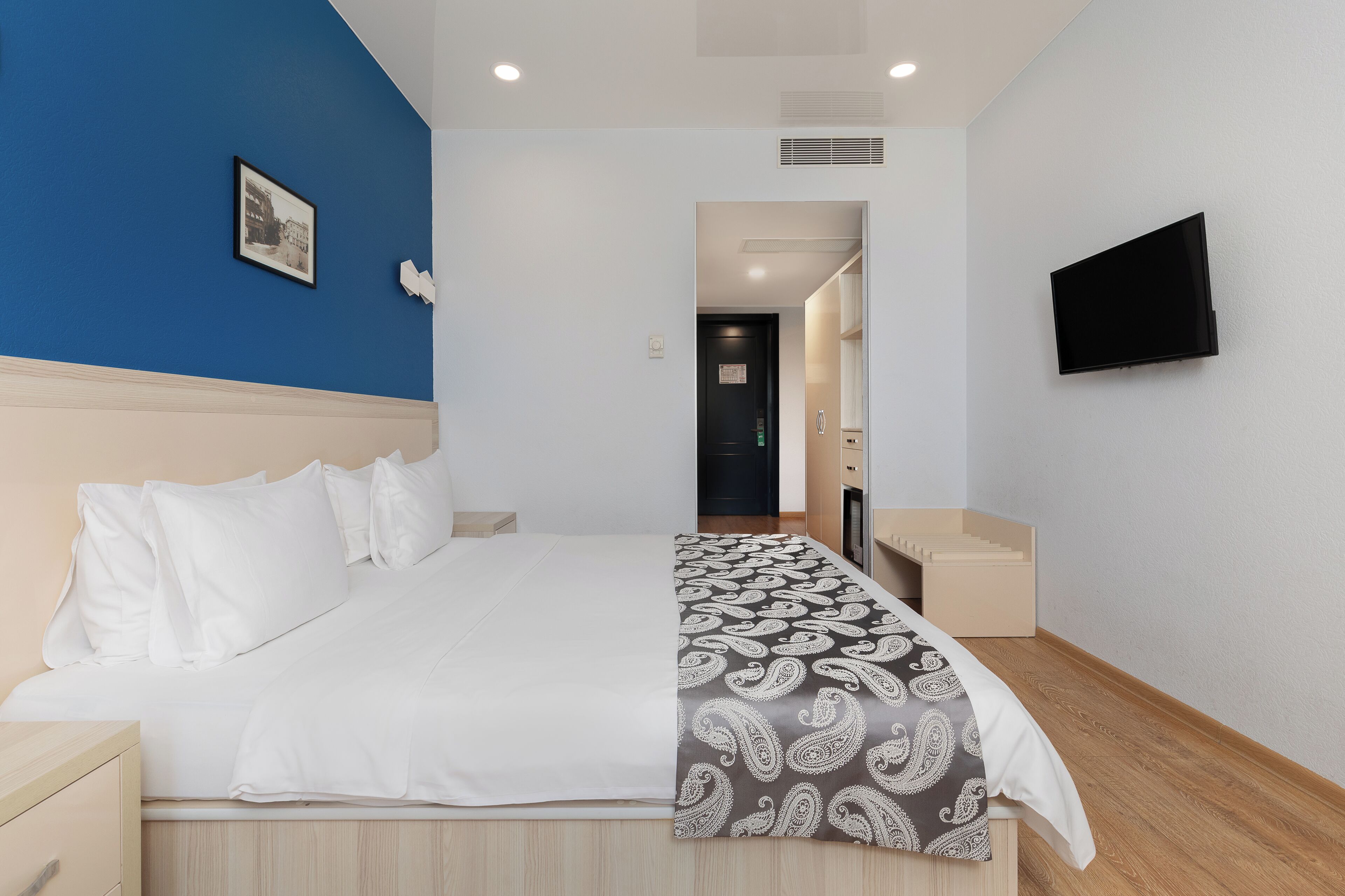 ملاءات للفراش لا تسبب الحساسية وميني بار وخزنة داخل الغرفة ومكتب