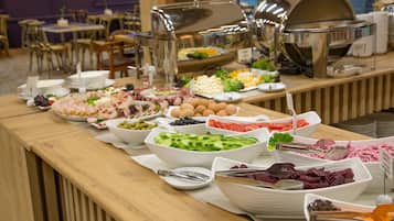 Se ofrece un desayuno bufé (25 GEL por persona)