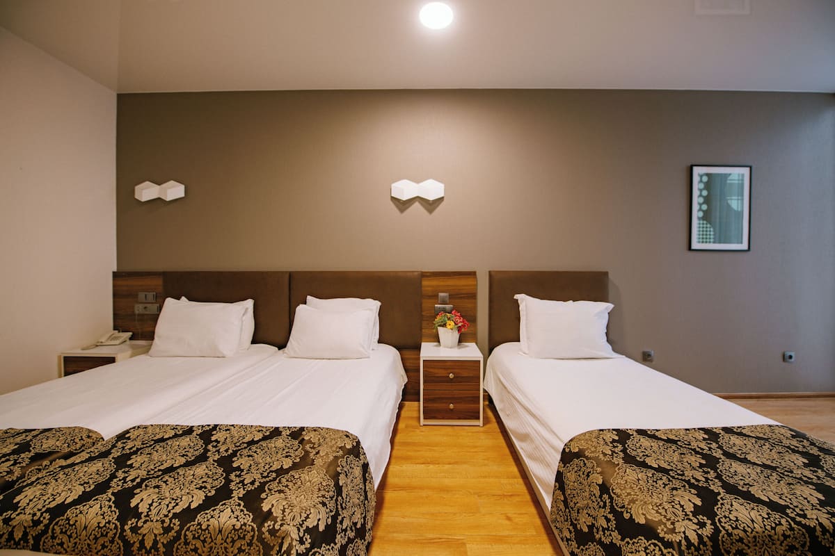 ملاءات للفراش لا تسبب الحساسية وميني بار وخزنة داخل الغرفة ومكتب