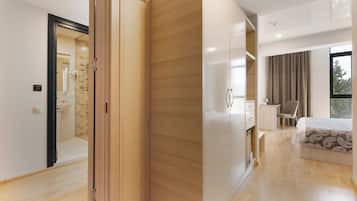 ห้องสแตนดาร์ดสำหรับสี่ท่าน | เครื่องนอนป้องกันสารก่อภูมิแพ้, มินิบาร์, ตู้นิรภัยในห้องพัก, โต๊ะทำงาน