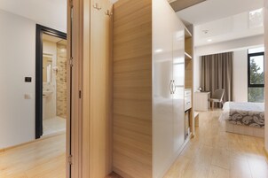 Hypo-allergenic bedding, minibar, in-room safe, desk