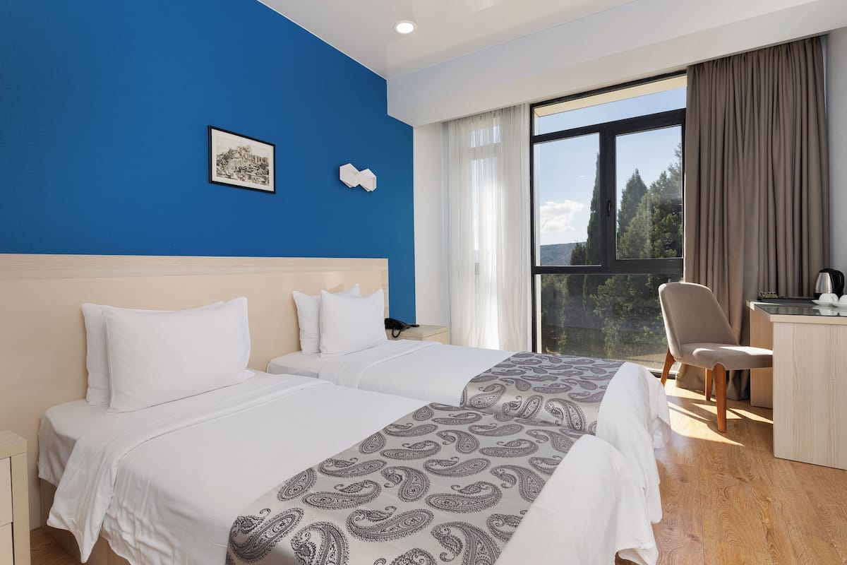 ملاءات للفراش لا تسبب الحساسية وميني بار وخزنة داخل الغرفة ومكتب