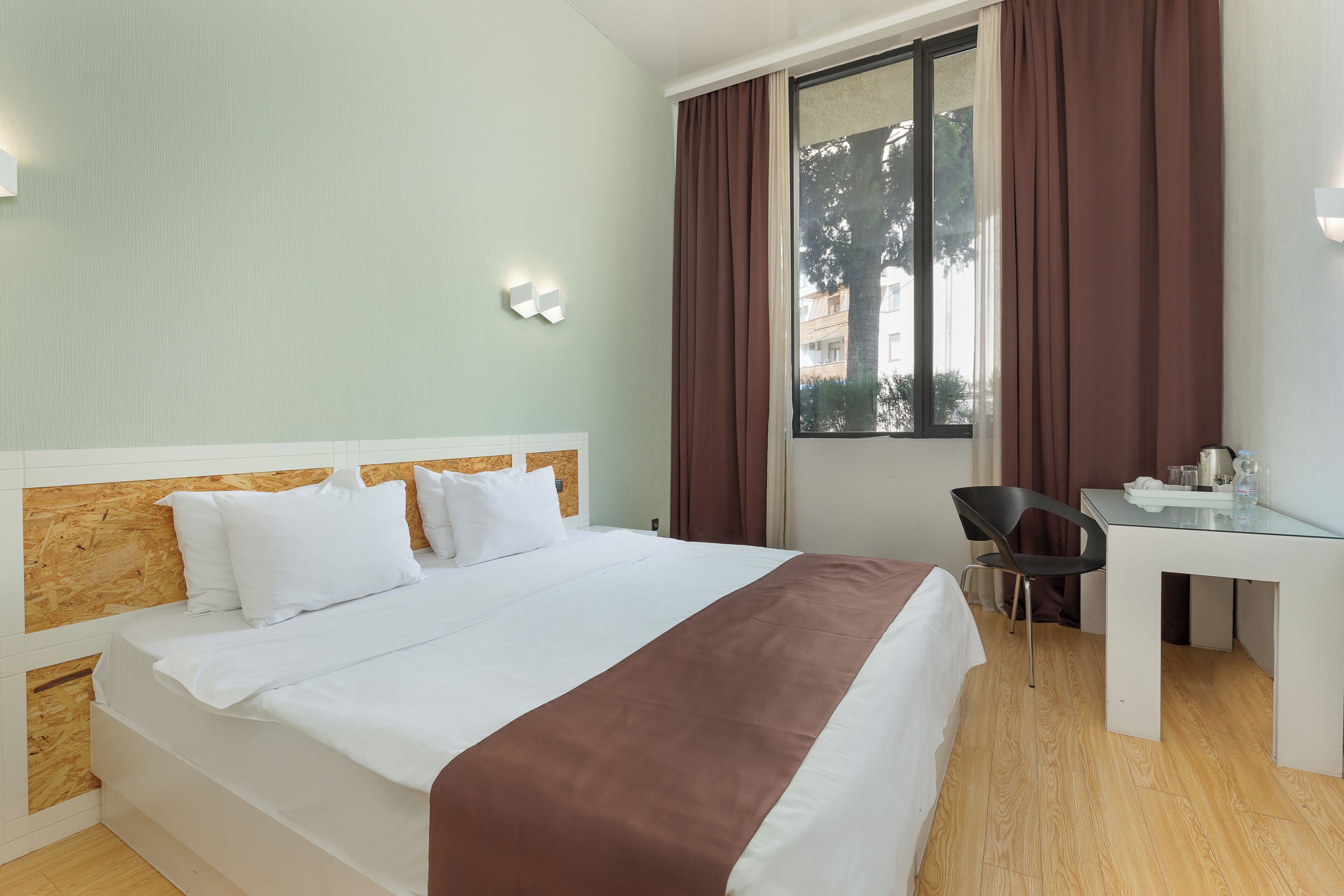 غرفة اقتصادية مزدوجة أو بسريرين منفصلين | ملاءات للفراش لا تسبب الحساسية وميني بار وخزنة داخل الغرفة ومكتب