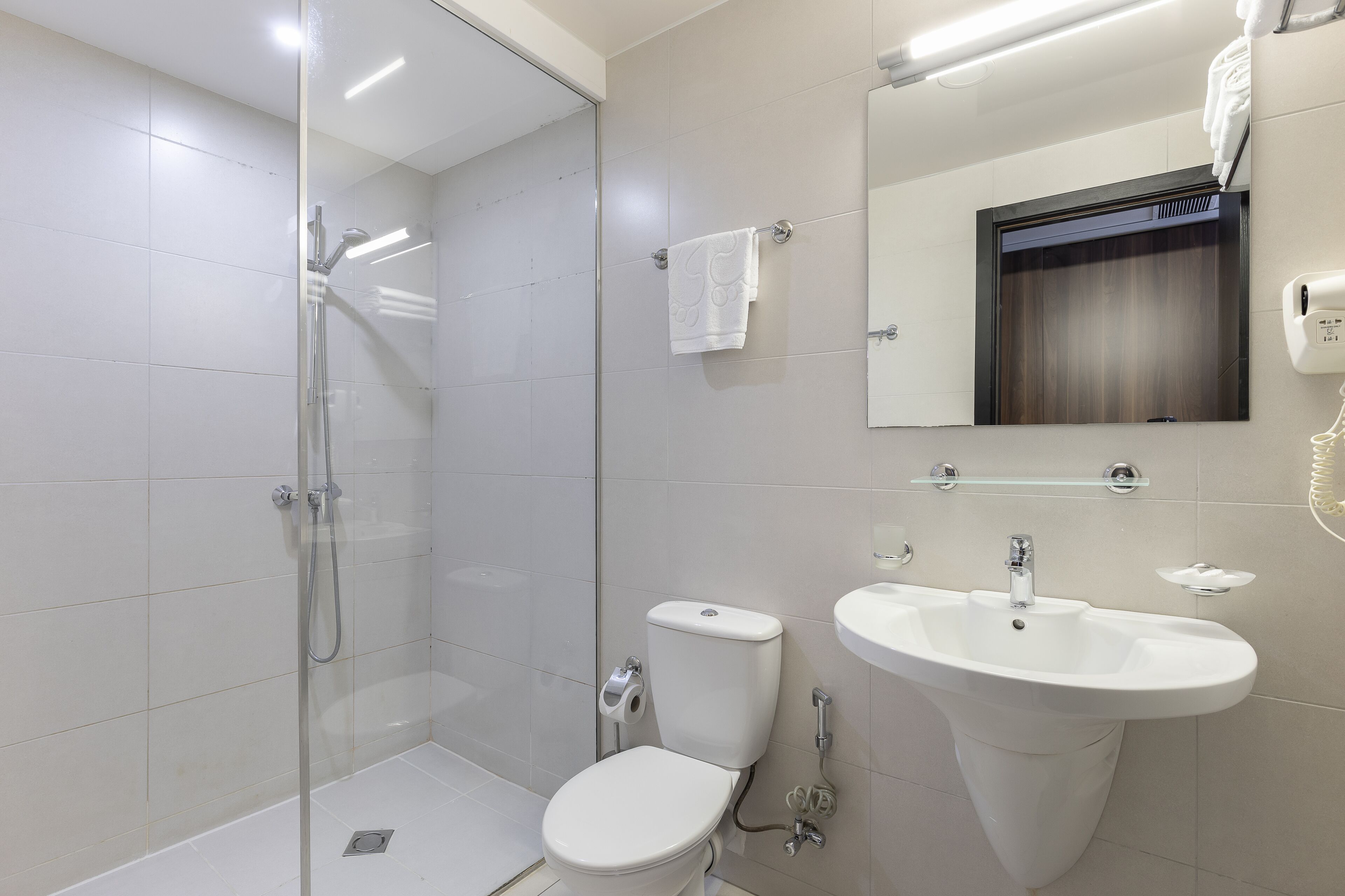 triple room | bathroom | shower, free toiletries, hair dryer, bathrobes