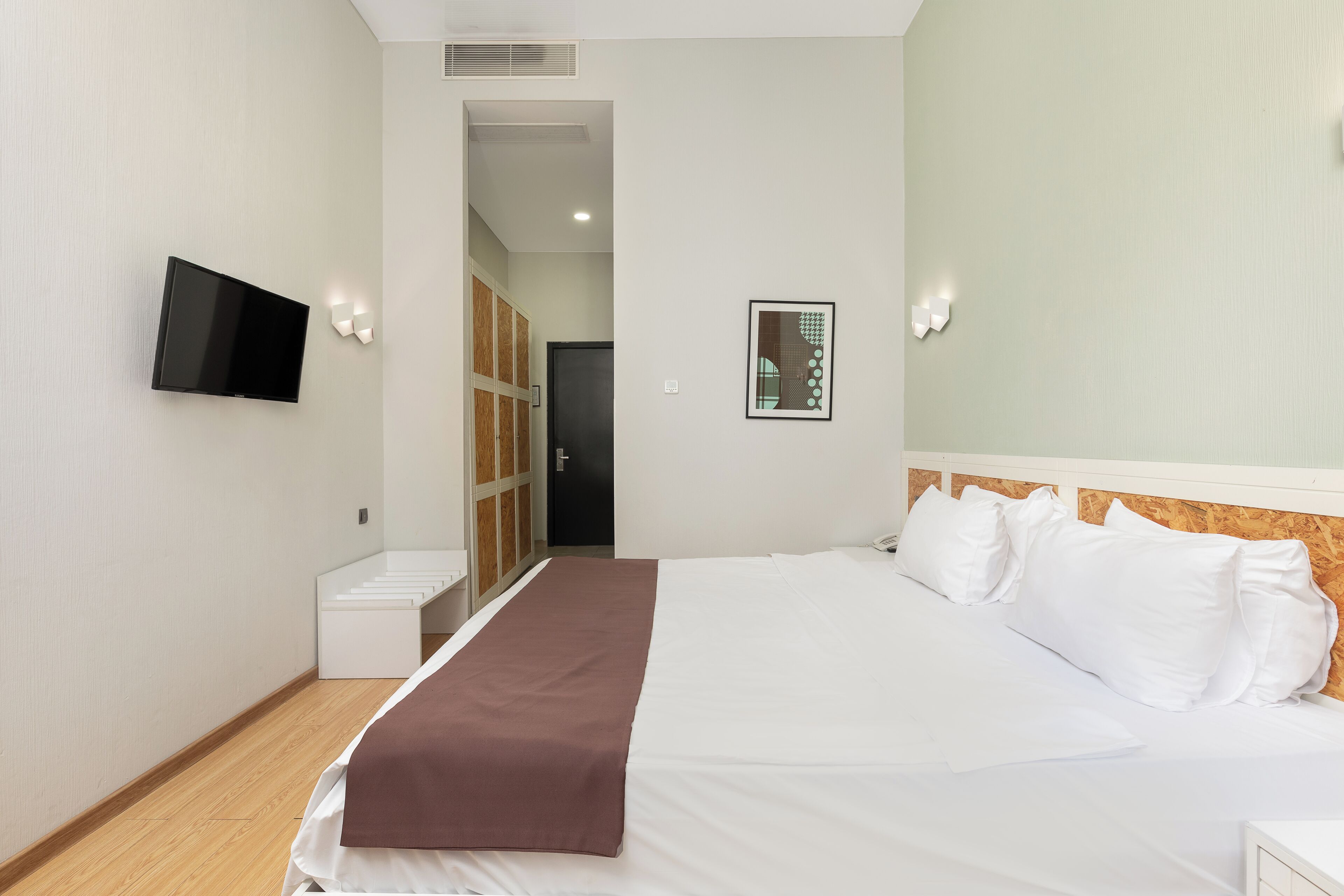 ملاءات للفراش لا تسبب الحساسية وميني بار وخزنة داخل الغرفة ومكتب