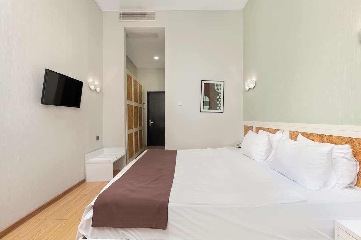 ملاءات للفراش لا تسبب الحساسية وميني بار وخزنة داخل الغرفة ومكتب