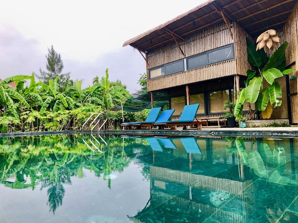 Una piscina al aire libre