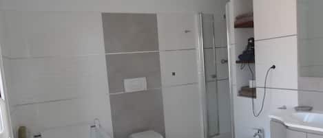Quarto triplo luxo, 1 quarto, vista para a colina | Banheiro | Chuveiro, produtos de toalete grátis, secador de cabelo, bidê