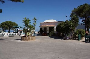 บาร์ริมสระว่ายน้ำ