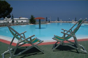 Piscine extérieure (ouverte en saison), chaises longues