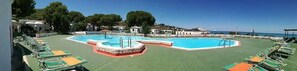 Piscine extérieure (ouverte en saison), chaises longues
