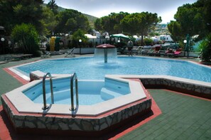 A swimming pool with a hot tub, lounge chairs, and a fountain. - Villaggio Turistico Valle Scinni (Peschici)