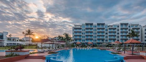 Piscina all'aperto, ombrelloni da piscina, lettini