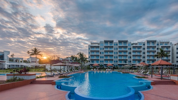 Outdoor pool, pool umbrellas, sun loungers