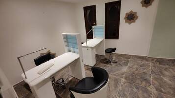 Interior moderno de una clínica dental, con mostrador de recepción, sillón de exploración y una barra.