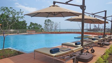 室外泳池；08:00 至 19:00 開放；泳池傘、躺椅