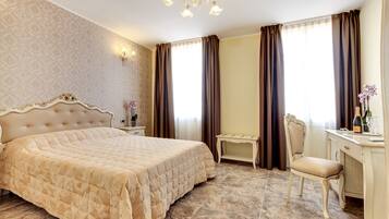 Dundyner, senger med Select Comfort-madrass, minibar og safe på rommet