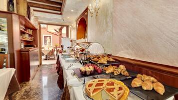 Petit déjeuner buffet (15 EUR par personne)