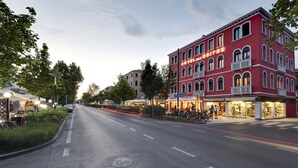 Straßenansicht mit einem roten Gebäude, auf dem 