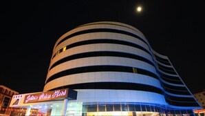 Bagian depan properti - sore/malam