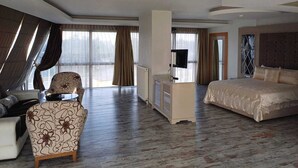 Suite, hot tub | Brankas, meja kerja, ruang kerja ramah laptop, dan Wi-Fi gratis