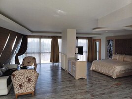 Suite, Hot Tub | In-room safe, desk, laptop workspace, free WiFi