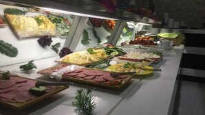 Sudah termasuk sarapan prasmanan setiap hari
