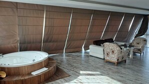 Suite, hot tub | Brankas, meja kerja, ruang kerja ramah laptop, dan Wi-Fi gratis