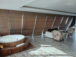 Suite, Hot Tub | In-room safe, desk, laptop workspace, free WiFi