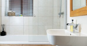 Room (Lodge 4) | Bathroom - Romneys Apartments and Suites (Kendal)