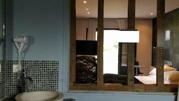 雙人房 (N201) | 浴室 | 淋浴/浴缸二合一、免費盥洗用品、吹風機、拖鞋