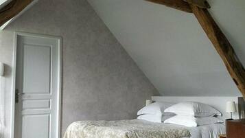 Suite Junior (N203) | Seprai premium, brankas, kedap suara, dan setrika/meja setrika