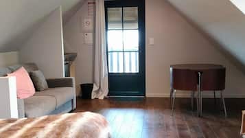 Studio Suite Junior (N208) | Seprai premium, brankas, kedap suara, dan setrika/meja setrika