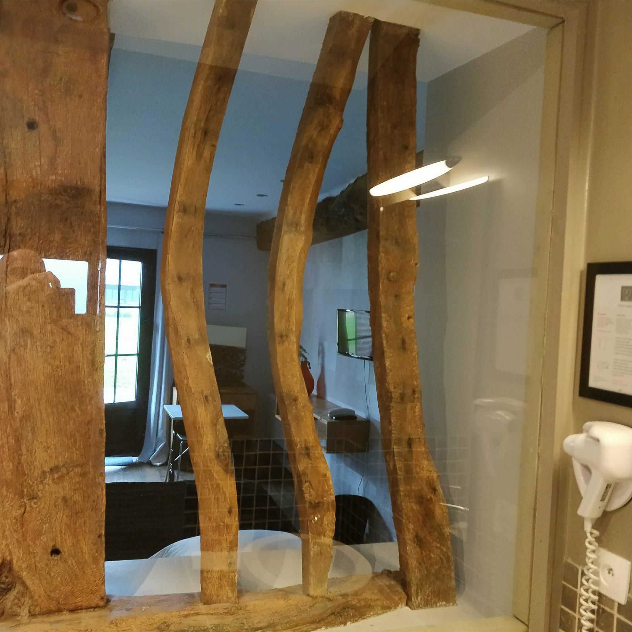 Junior studio suite (N205) | Badkamer | Een bad/douchecombinatie, gratis toiletartikelen, een haardroger