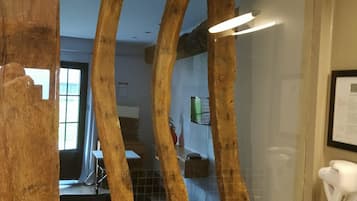 Junior studio suite (N205) | Badkamer | Een bad/douchecombinatie, gratis toiletartikelen, een haardroger