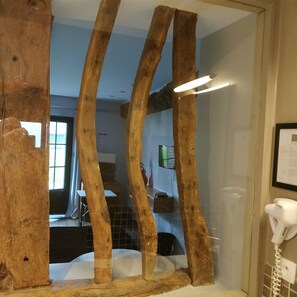 Suite Studio Junior (N205) | Salle de bain | Ensemble douche/baignoire, articles de toilette gratuits, sèche-cheveux