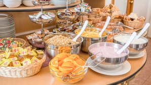 Een buffet met diverse gerechten en bestek.