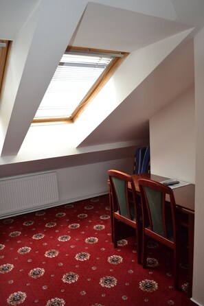 Desk, blackout curtains, iron/ironing board, free WiFi - Hotel City Inn (Prague)