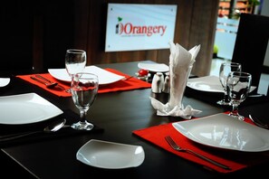 S'hi serveixen plats de cuina internacional 