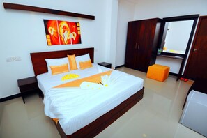 Minibar, desk, soundproofing, iron/ironing board - City Stay (Galle)