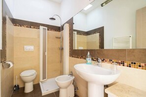 Dusche, kostenlose Toilettenartikel, Haartrockner, Bidet