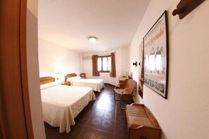 Üç Kişilik Oda, Özel Banyo | Güneşlik/perde, portatif/ilave yatak, ücretsiz kablosuz İnternet