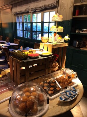 Café da manhã com buffet todos os dias (EUR 10 por pessoa)