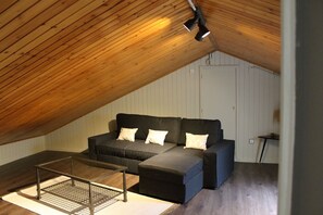 Quarto família, vista para o jardim | Área de estar | TV de tela plana