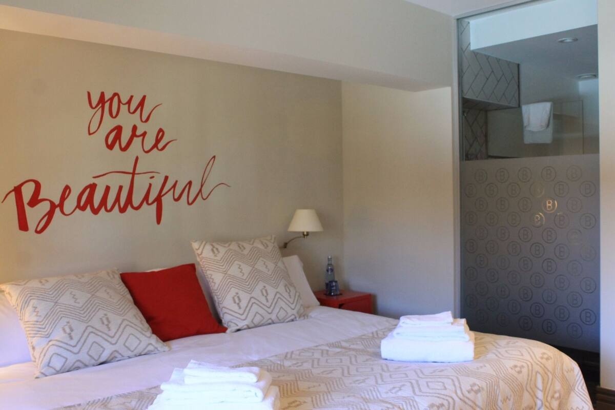 Quarto casal superior, vista para o jardim | Individualmente decorados, camas extras/dobráveis (sobretaxa)