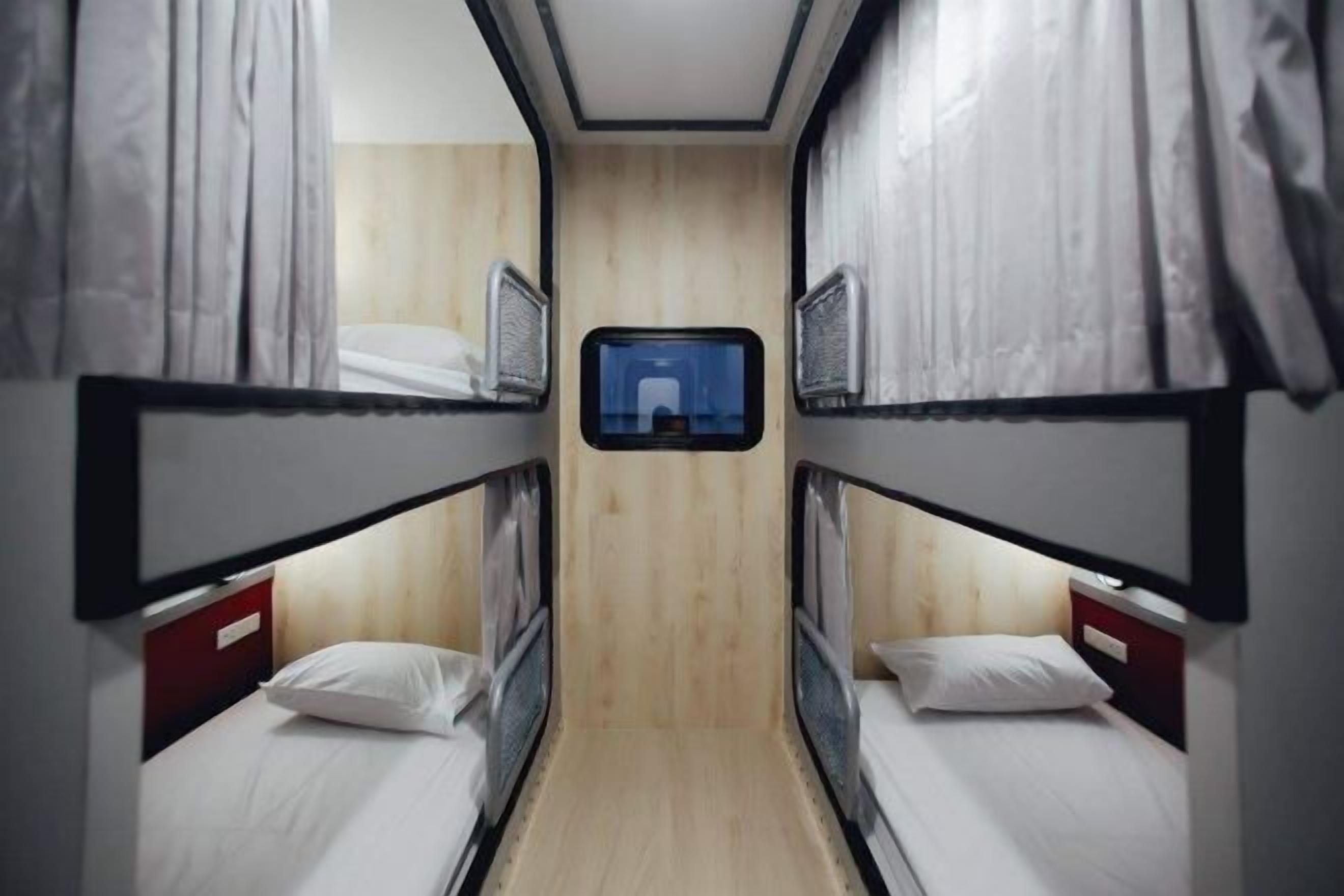 遮光カーテン、WiFi (無料)、ベッドシーツ