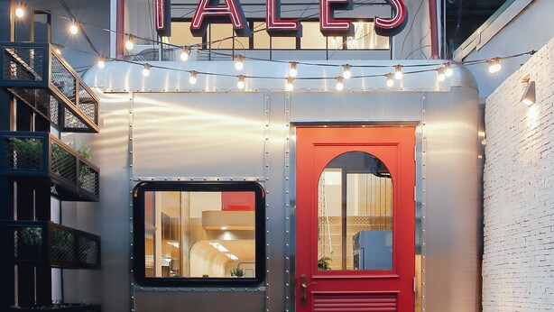 Um edifício com uma placa que diz 'Coffee & Bed Tales'.