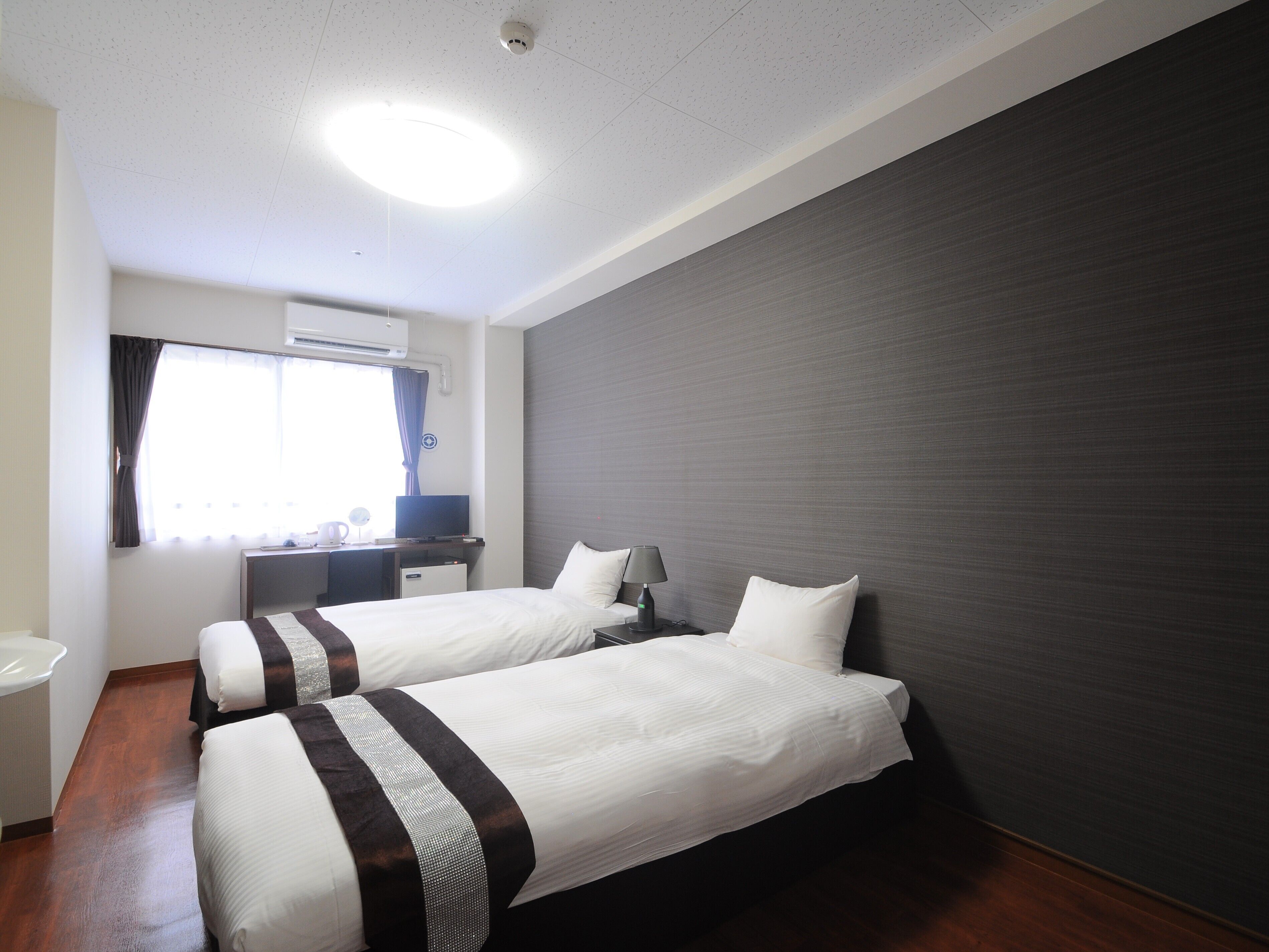 Quarto duplo | Escrivaninha, Wi-Fi de cortesia, roupa de cama